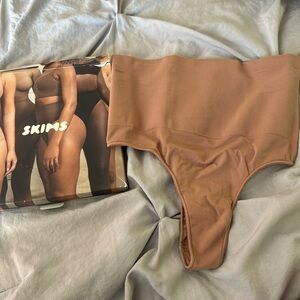 Skims L/XL core control thong in sienna
